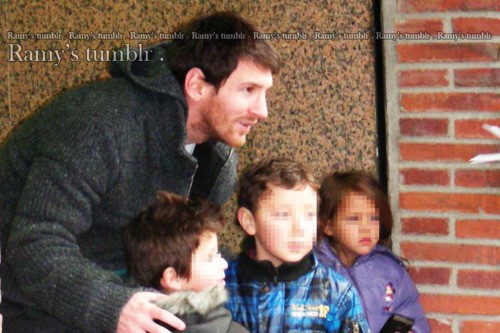 Messi chụp ảnh lưu niệm cùng các em nhỏ